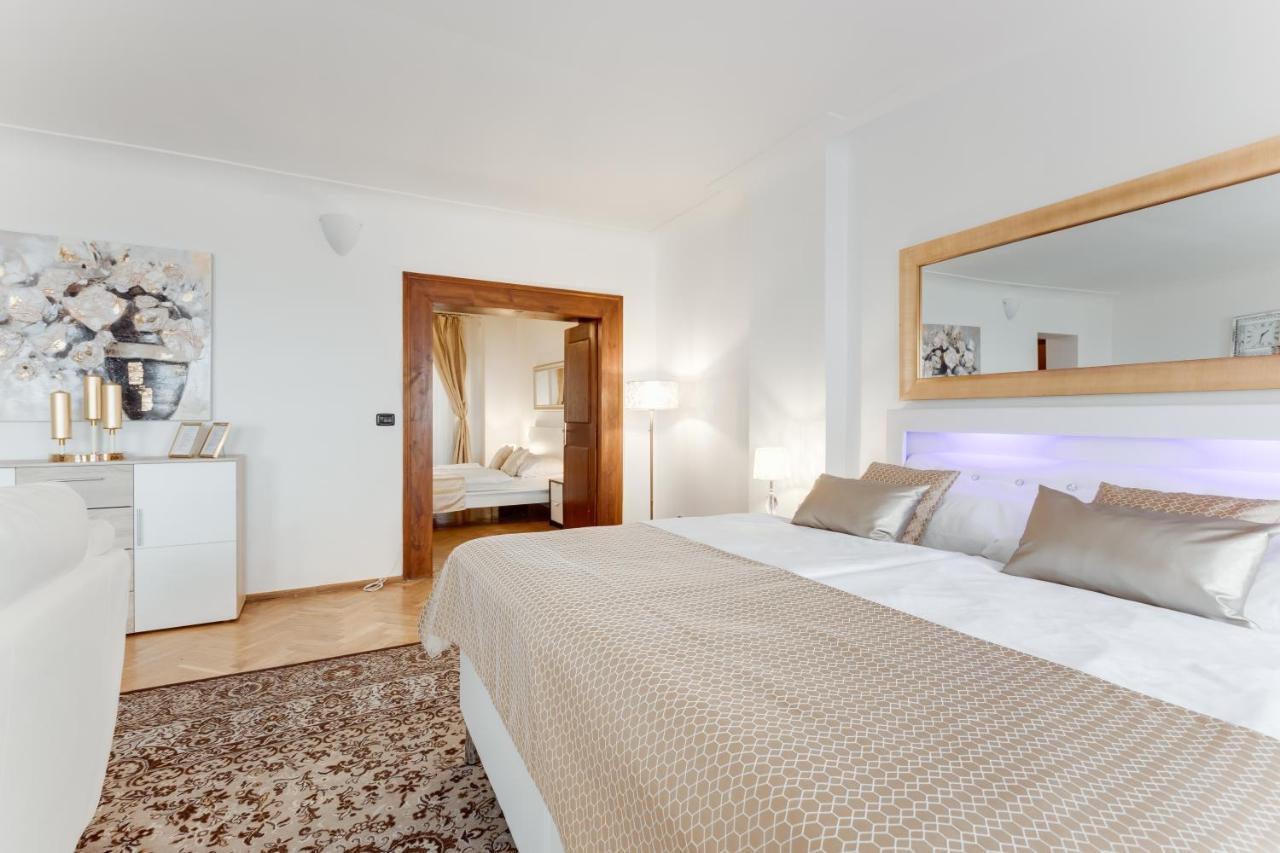 Charles Bridge Royal Apartments - Castle District Prague Exterior photo