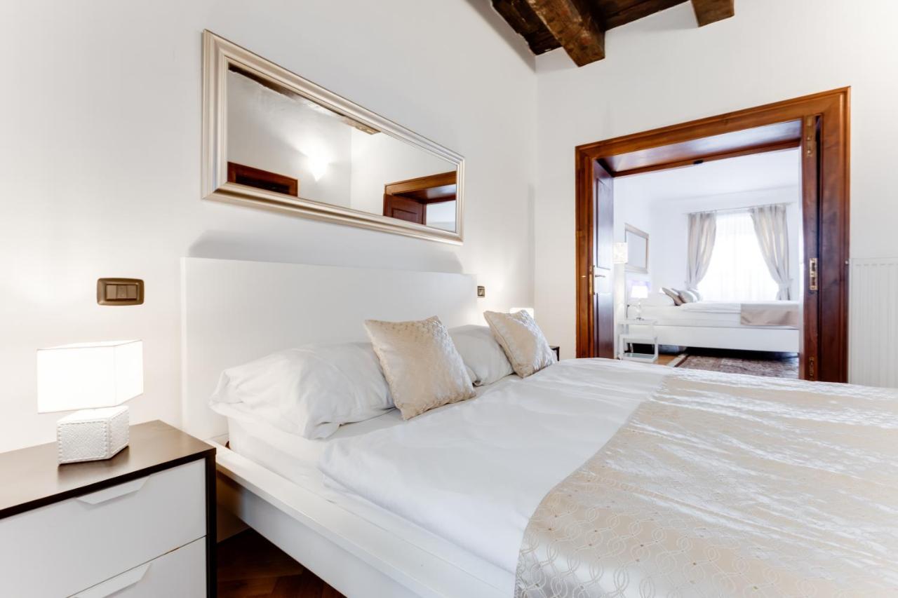 Charles Bridge Royal Apartments - Castle District Prague Exterior photo
