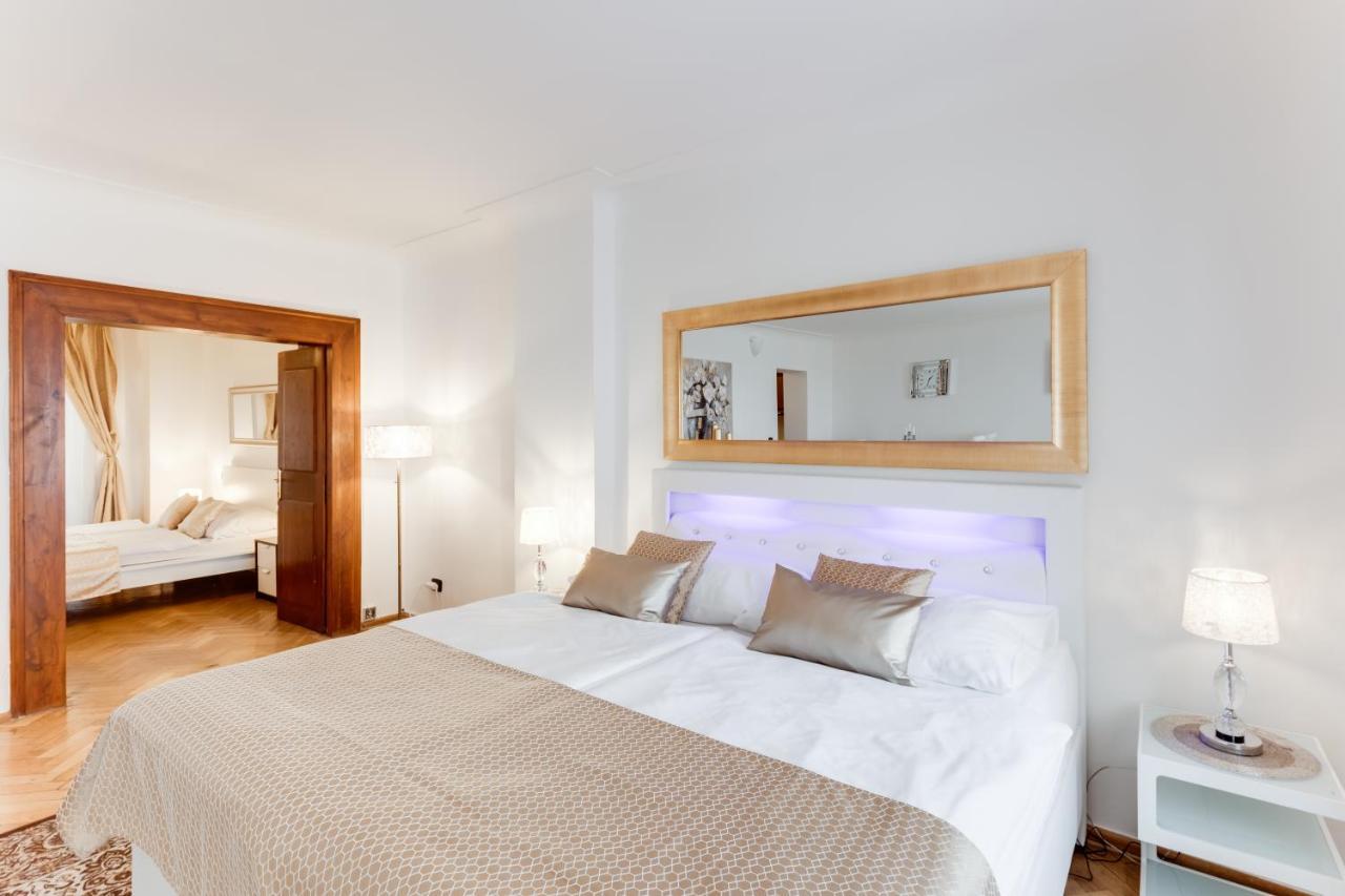 Charles Bridge Royal Apartments - Castle District Prague Exterior photo