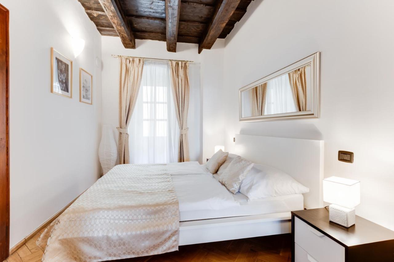 Charles Bridge Royal Apartments - Castle District Prague Exterior photo