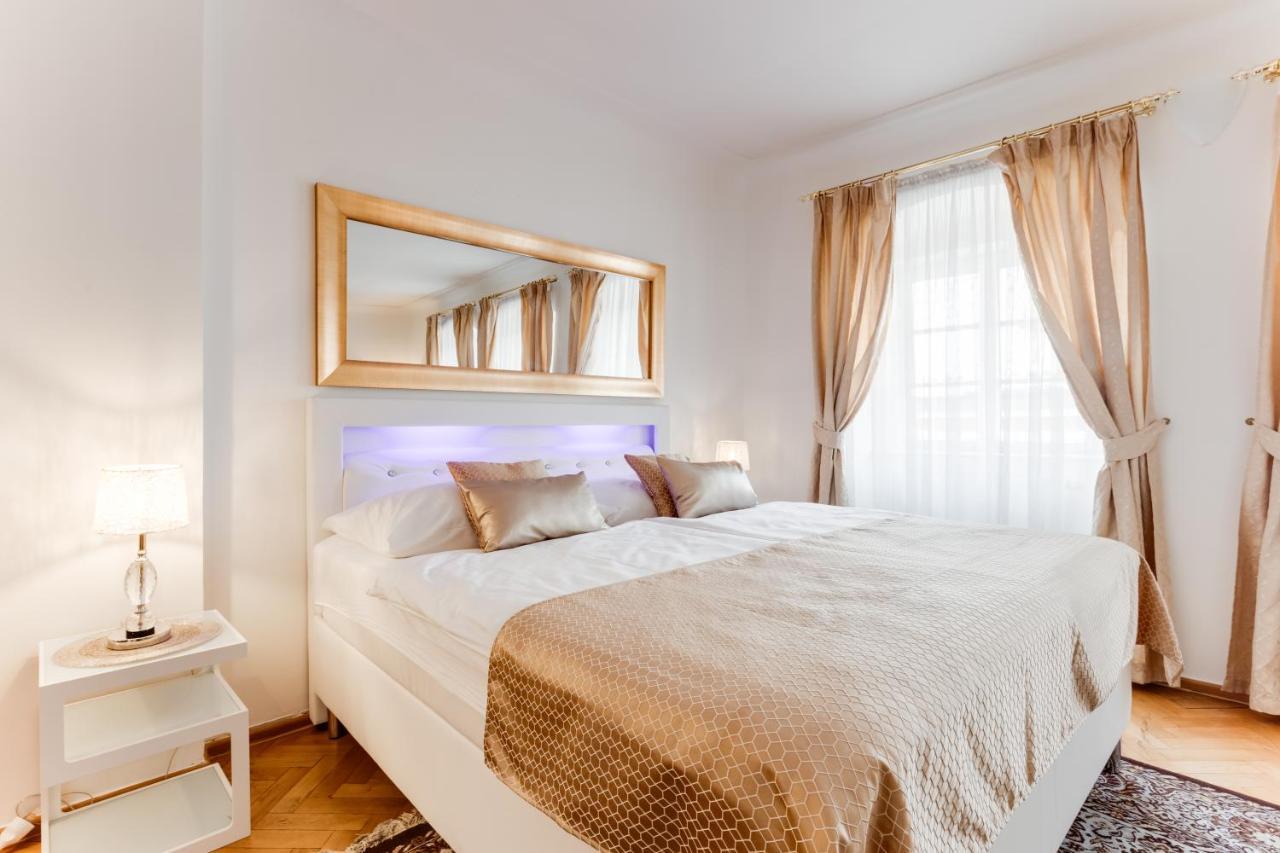 Charles Bridge Royal Apartments - Castle District Prague Exterior photo