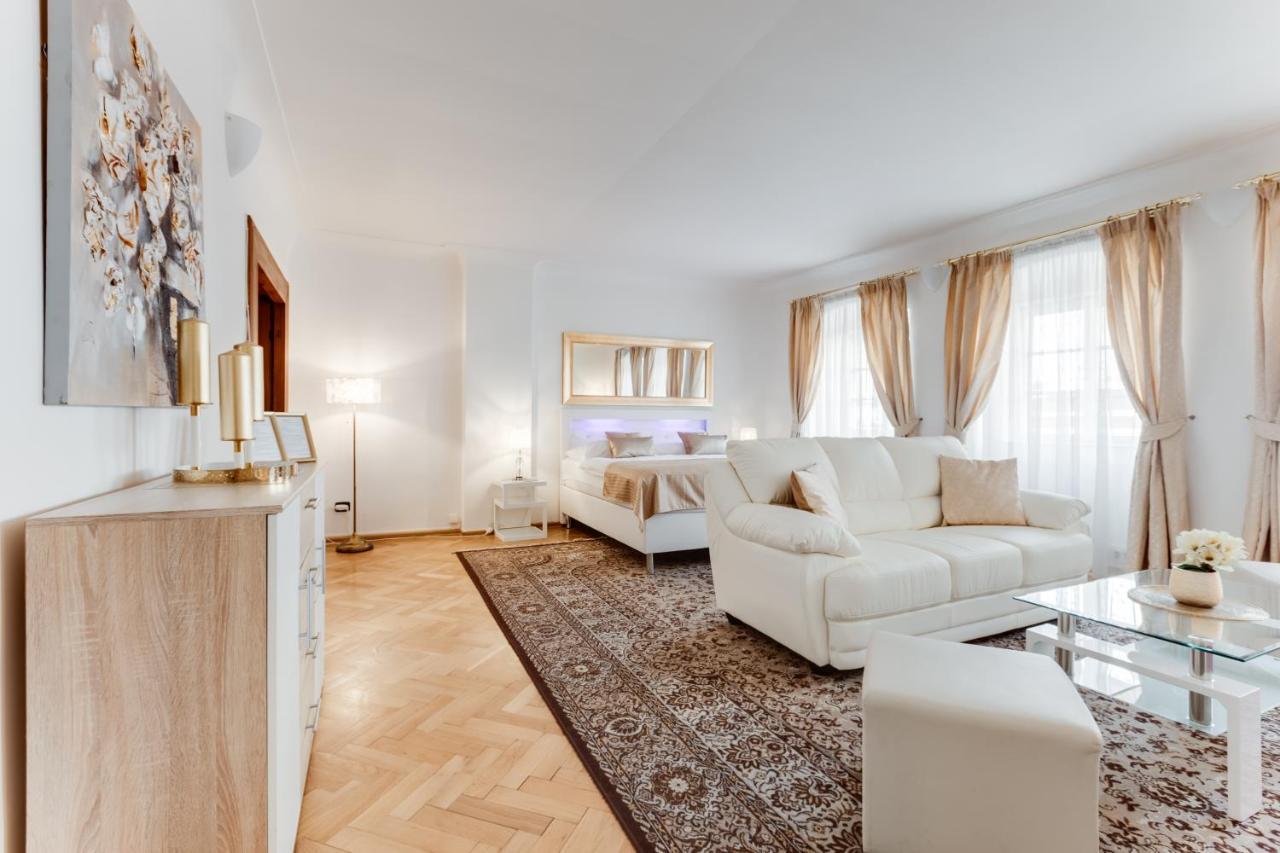 Charles Bridge Royal Apartments - Castle District Prague Exterior photo