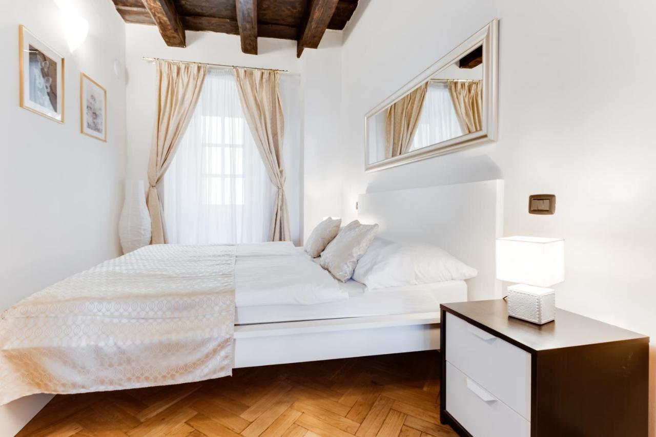 Charles Bridge Royal Apartments - Castle District Prague Exterior photo