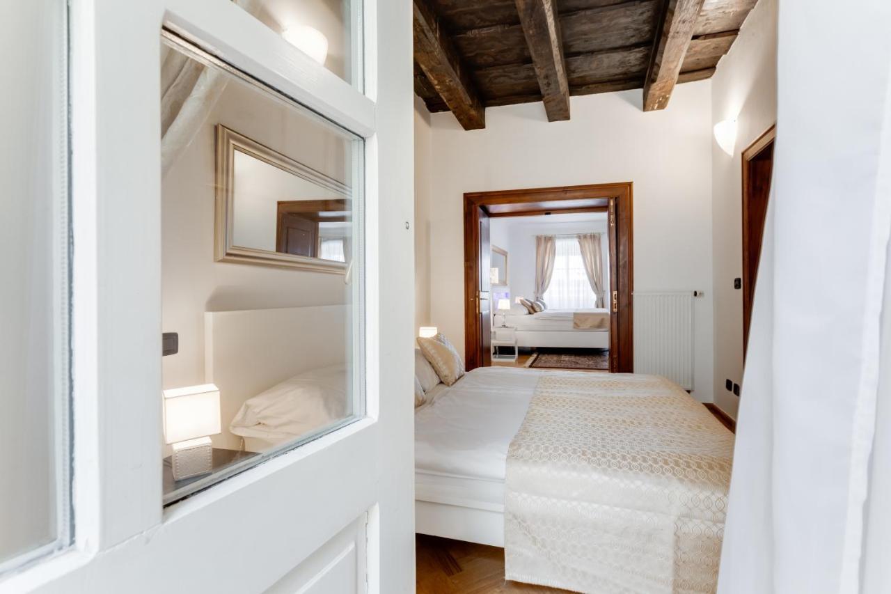Charles Bridge Royal Apartments - Castle District Prague Exterior photo