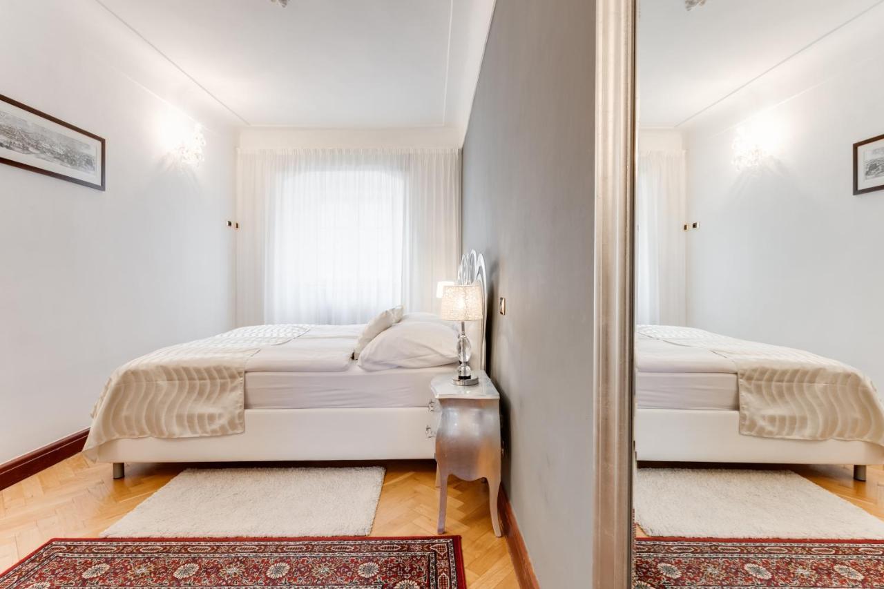Charles Bridge Royal Apartments - Castle District Prague Exterior photo