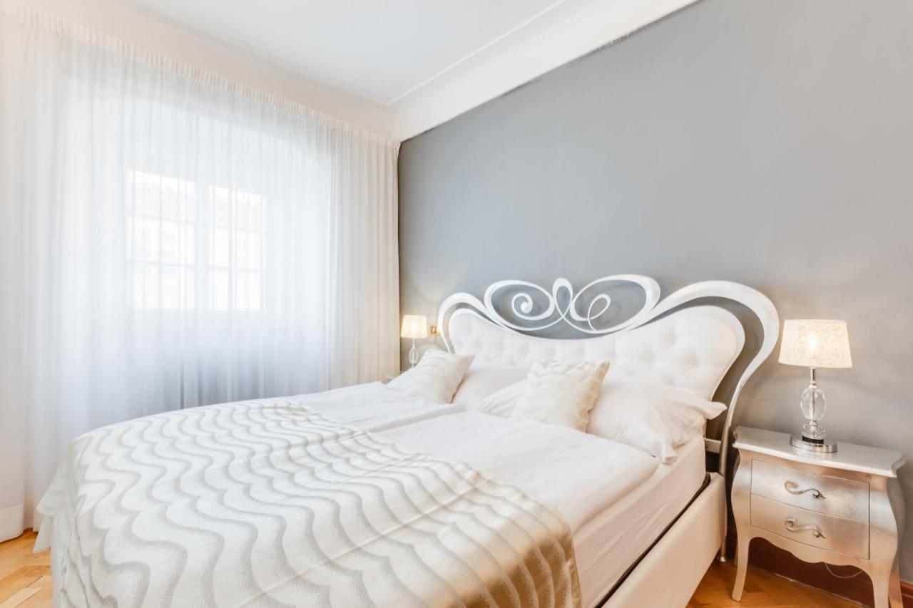 Charles Bridge Royal Apartments - Castle District Prague Exterior photo