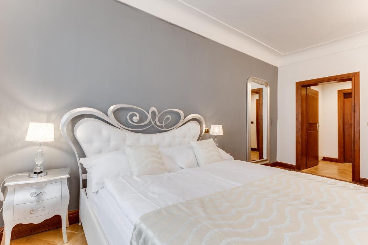 Charles Bridge Royal Apartments - Castle District Prague Exterior photo