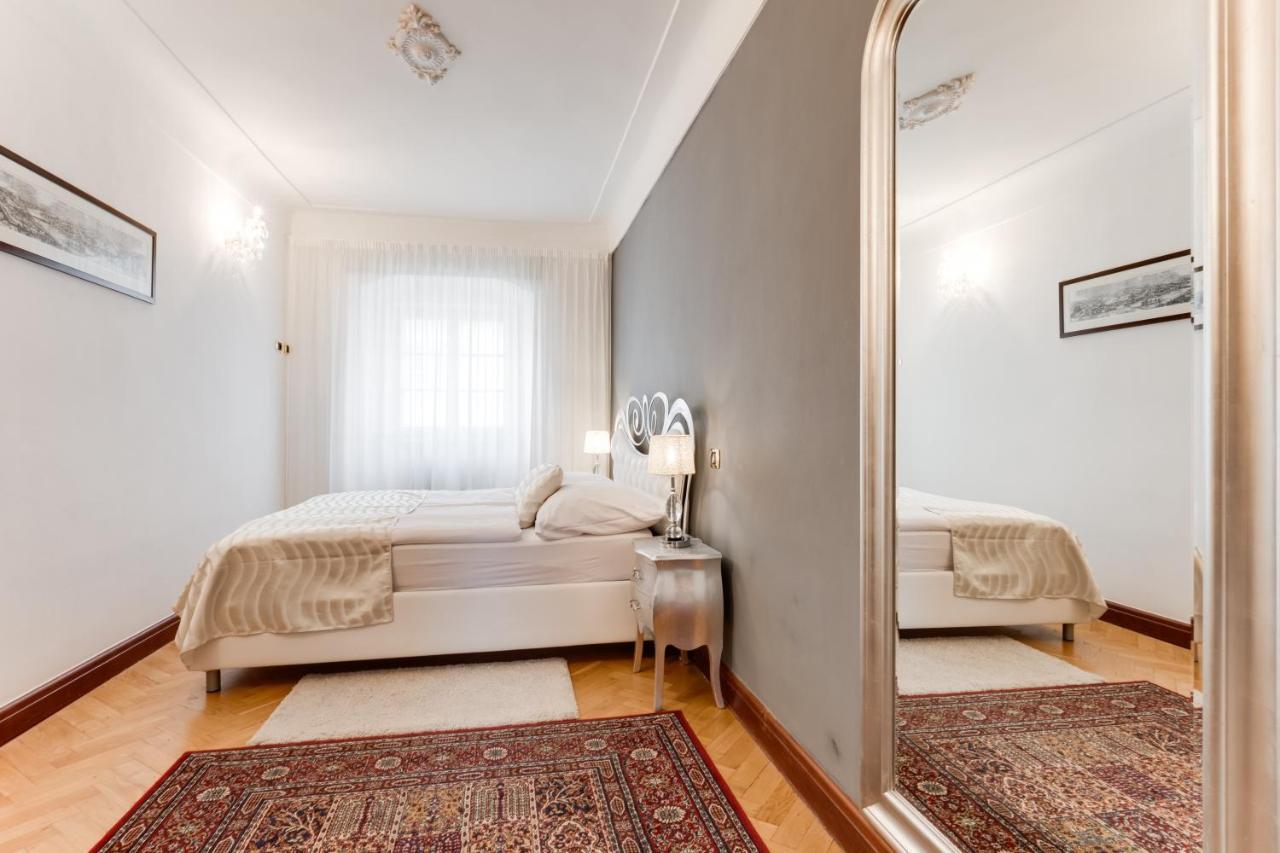 Charles Bridge Royal Apartments - Castle District Prague Exterior photo