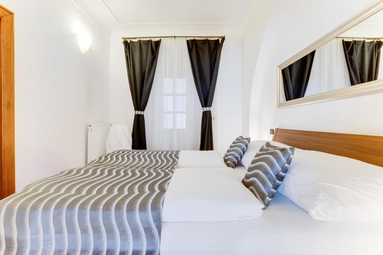 Charles Bridge Royal Apartments - Castle District Prague Exterior photo