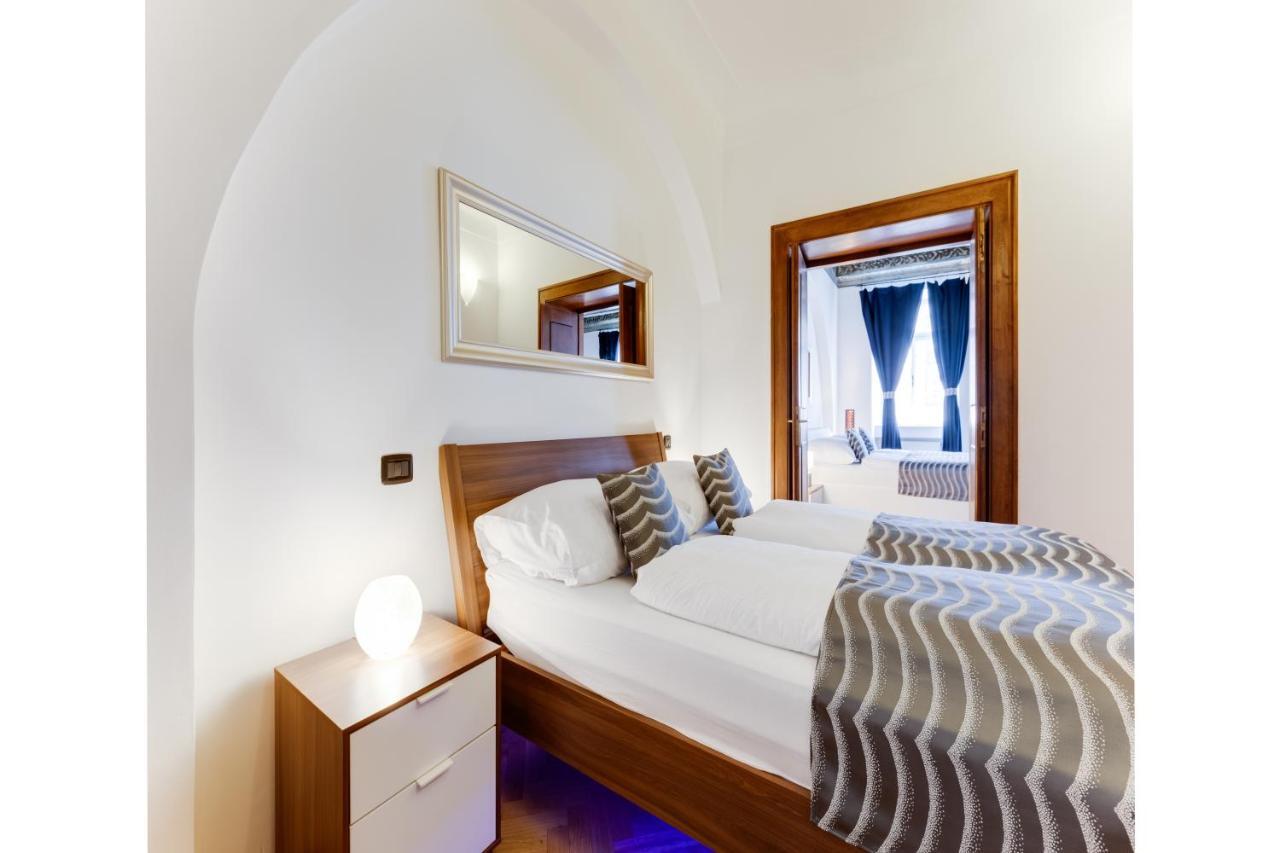 Charles Bridge Royal Apartments - Castle District Prague Exterior photo
