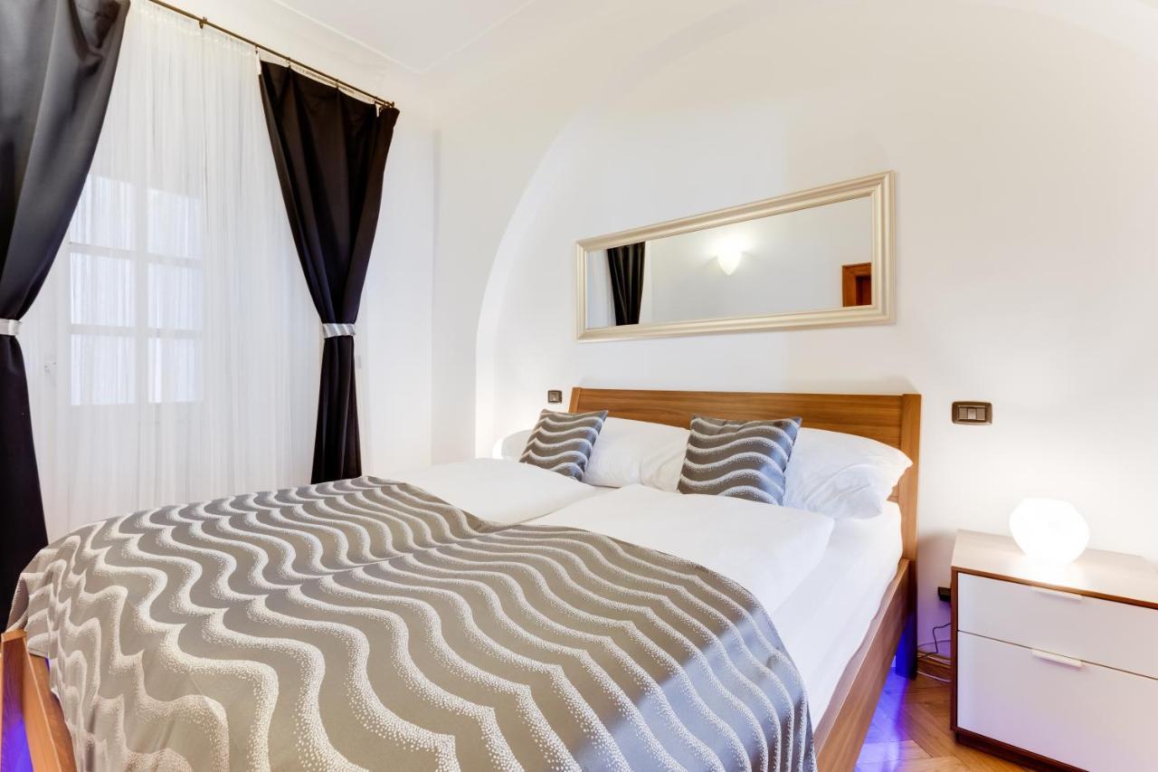 Charles Bridge Royal Apartments - Castle District Prague Exterior photo