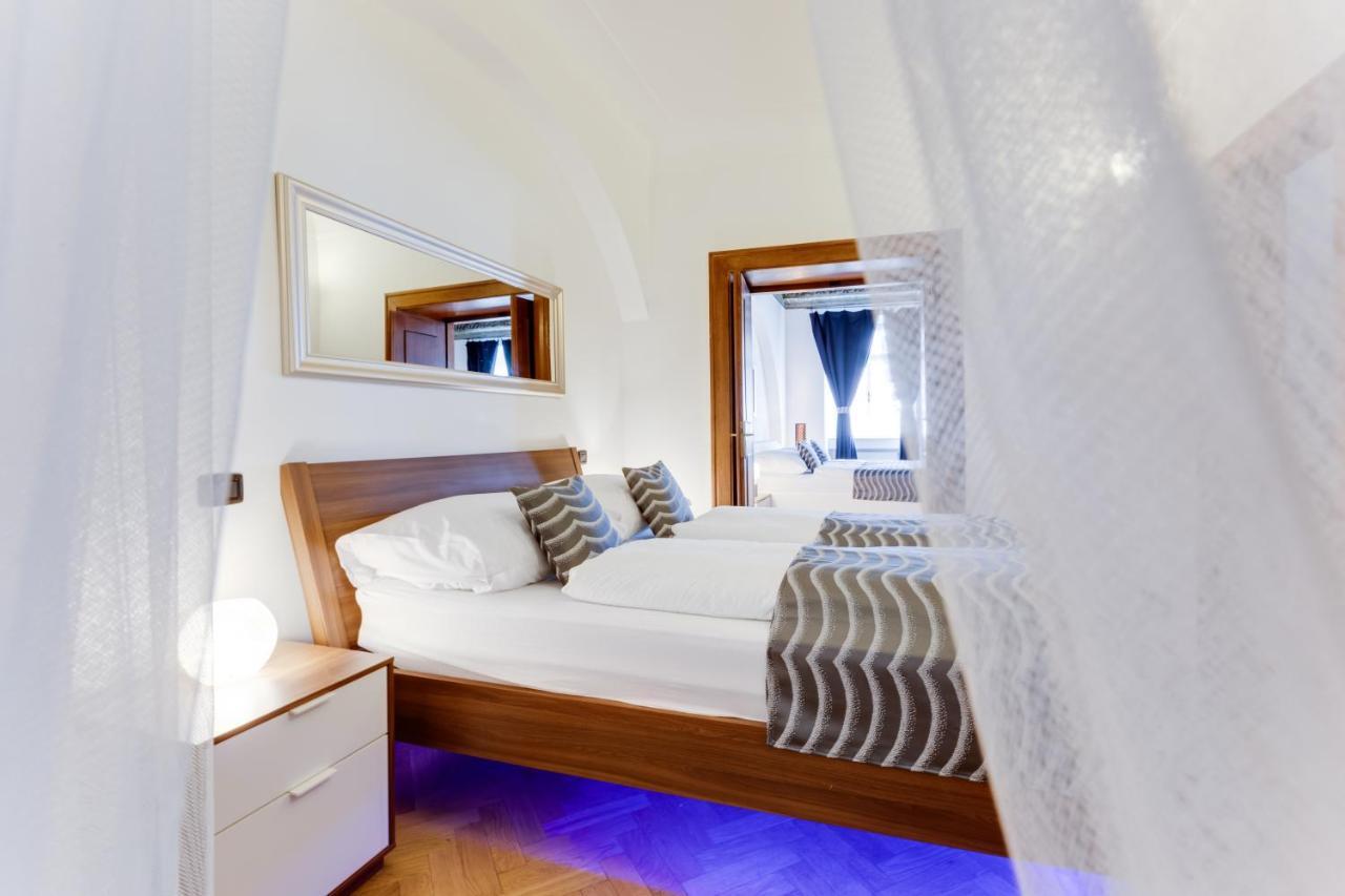 Charles Bridge Royal Apartments - Castle District Prague Exterior photo